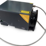 Schlüsselfertig integriertes Laserdiodenmodul namens "CCMI" für 10 bis 200 W Multimode Laserdioden. Das Modul wird mit einem Hochleistungs-SMA-Stecker angeboten.