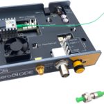 Diode laser de 660 nm (facteur de forme "hérisson") montée sur notre pilote d'impulsion et d'onde continue CCS-std. Faites défiler vers le bas pour voir toutes les configurations et les prix.